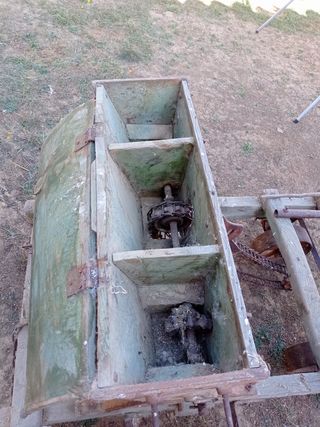 Sembradora antigua de madera y metal