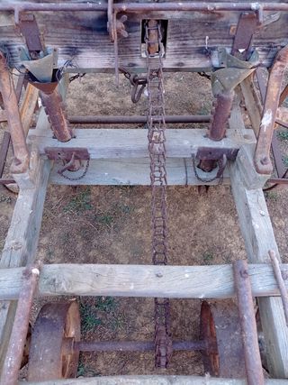 Sembradora antigua de madera y metal