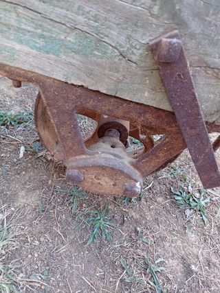 Sembradora antigua de madera y metal
