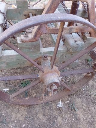 Sembradora antigua de madera y metal
