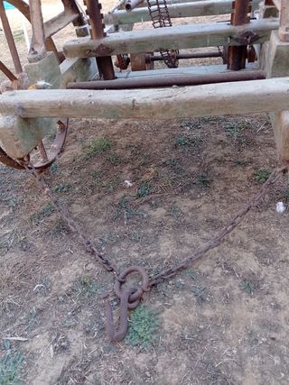 Sembradora antigua de madera y metal