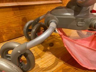 Carrito de muñecas rosa