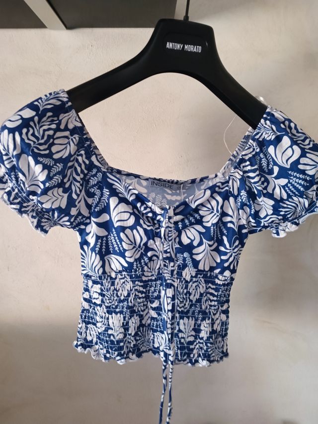 Top estampado floral azul Inside