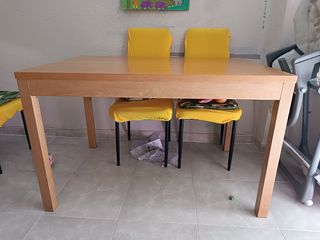 Mesa de comedor de madera