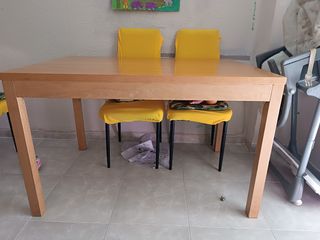 Mesa de comedor de madera