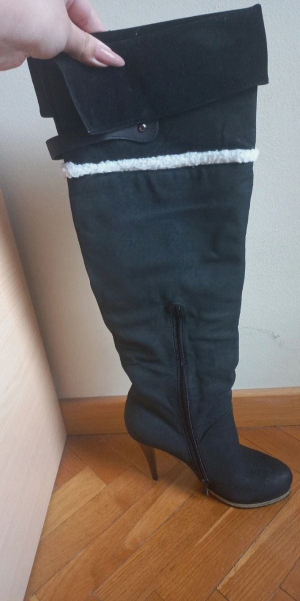 Botas altas de tacón negras