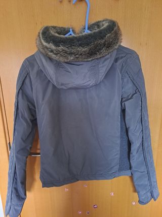 Chaqueta con capucha gris