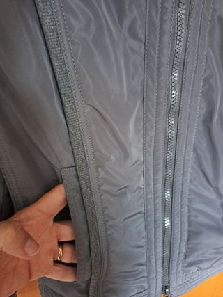 Chaqueta con capucha gris