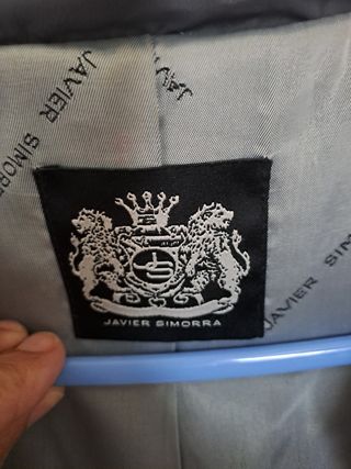 Chaqueta con capucha gris