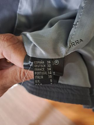 Chaqueta con capucha gris