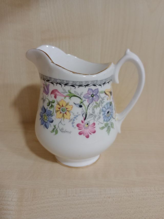 Jarrita para leche floral con borde dorado