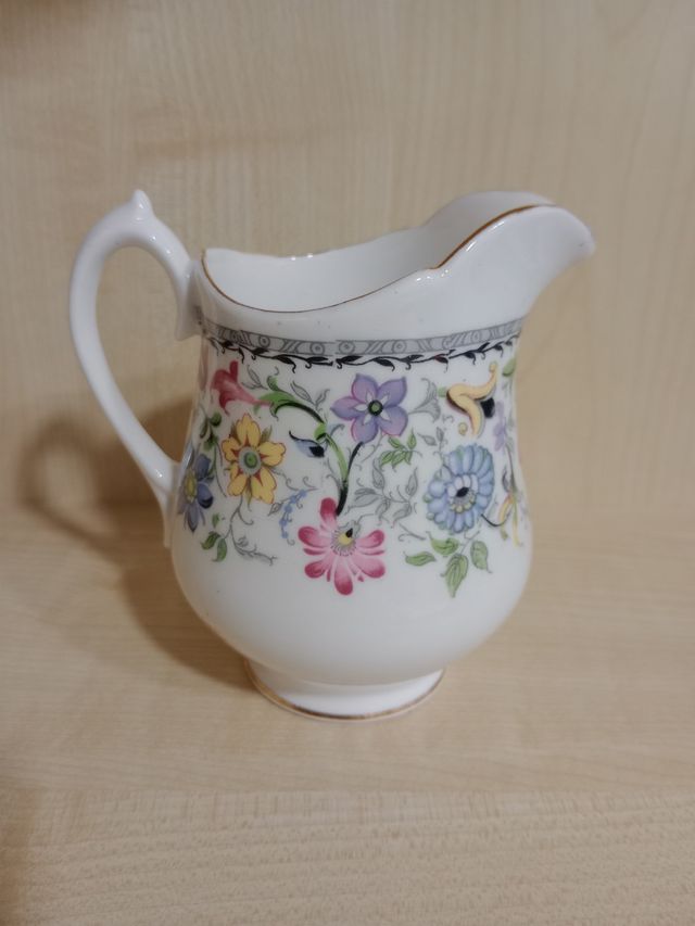 Jarrita para leche floral con borde dorado