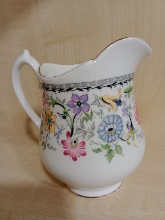 Jarrita para leche floral con borde dorado