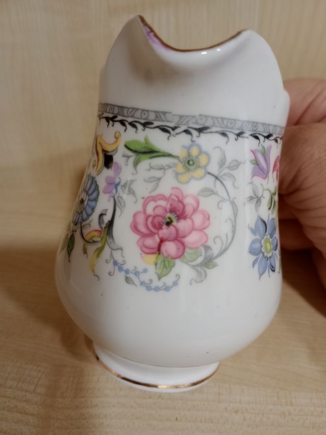 Jarrita para leche floral con borde dorado