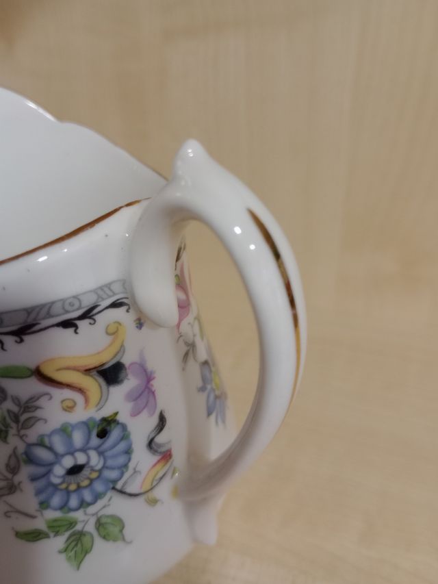 Jarrita para leche floral con borde dorado