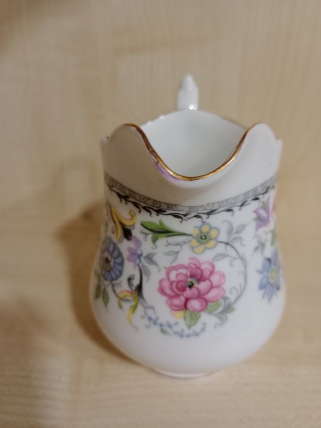 Jarrita para leche floral con borde dorado