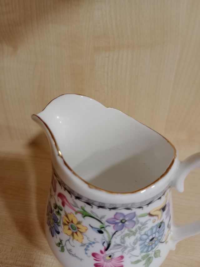 Jarrita para leche floral con borde dorado