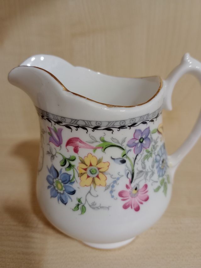 Jarrita para leche floral con borde dorado