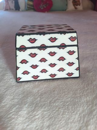 Joyero con diseño de labios