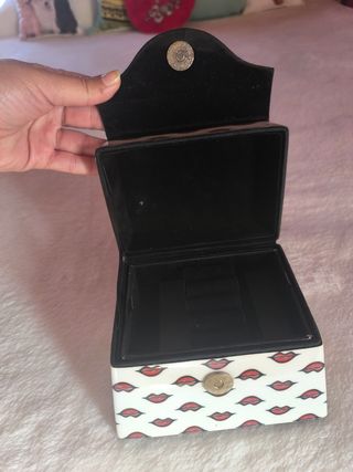 Joyero con diseño de labios