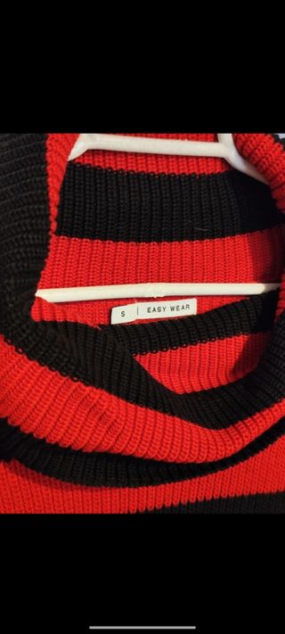 Jersey de rayas rojas y negras