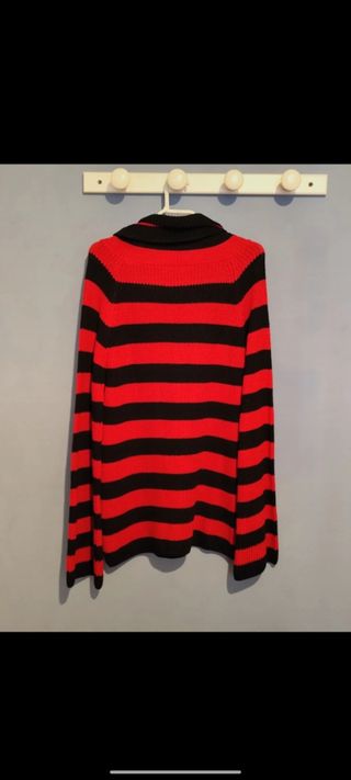 Jersey de rayas rojas y negras