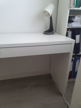 Escritorio Ikea MICKE + Regalo Lámpara