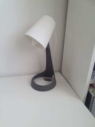 Escritorio Ikea MICKE + Regalo Lámpara