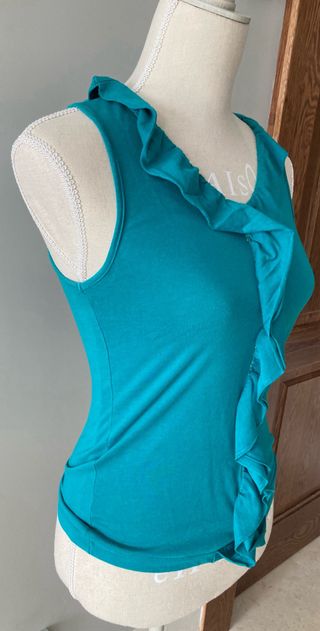 Camiseta sin mangas con volantes verde azulado