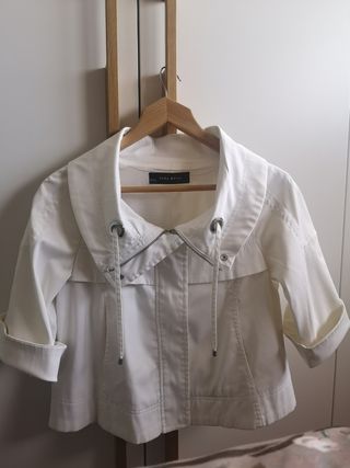 Gabardina corta Zara Basic. 