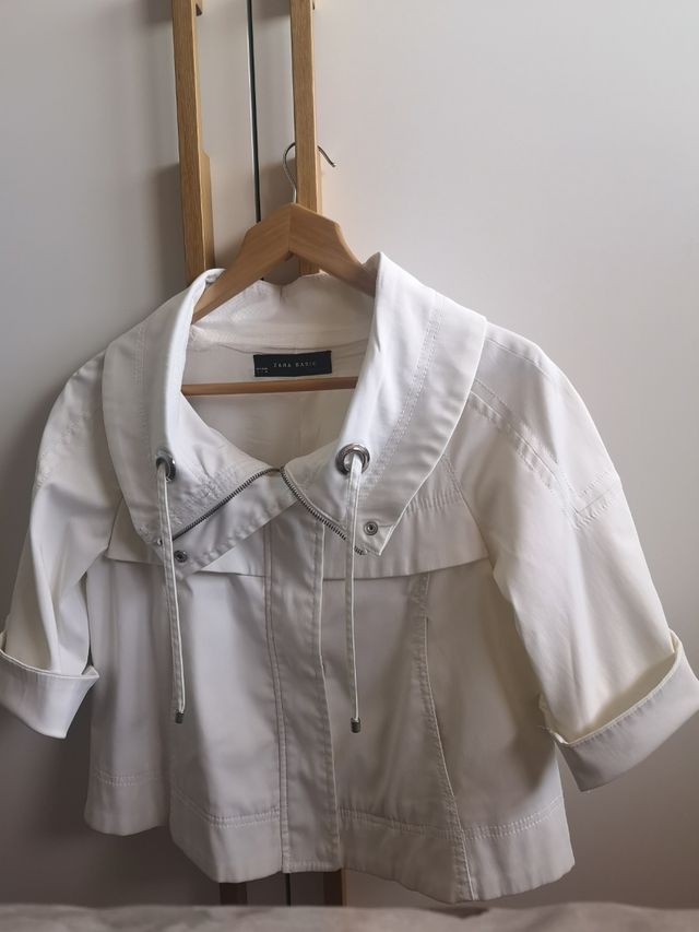 Gabardina corta Zara Basic. 