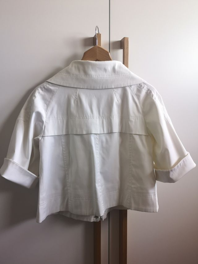 Gabardina corta Zara Basic. 