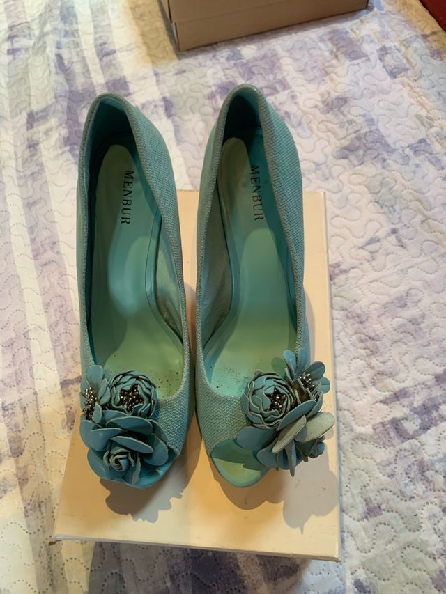 Zapatos de tacón Menbur verdes con flor