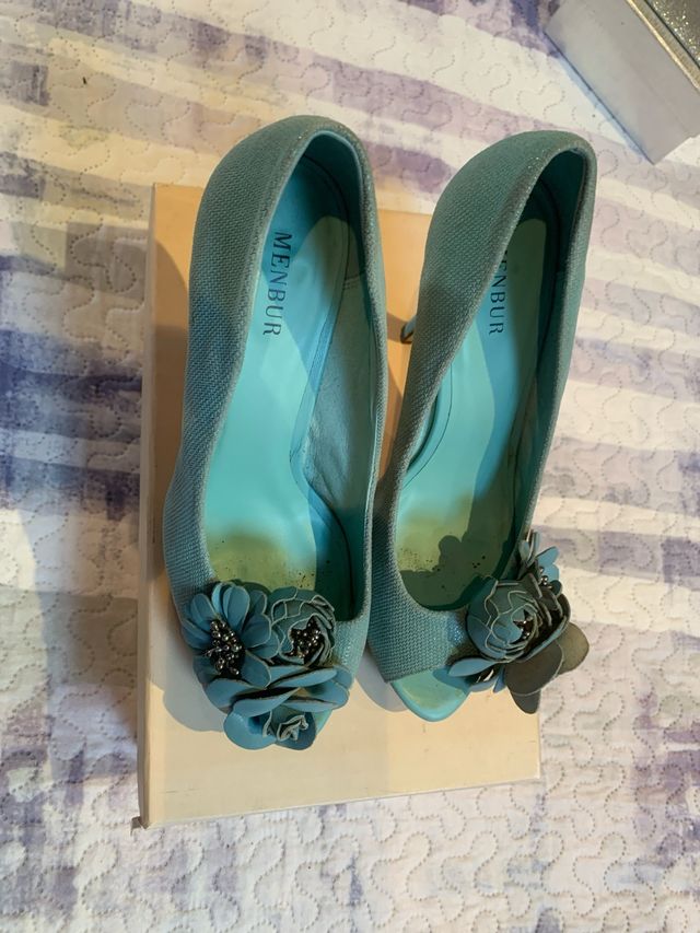 Zapatos de tacón Menbur verdes con flor