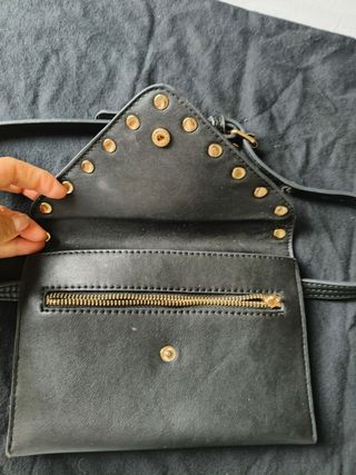 Cartera con cinturón y tachuelas doradas. StudioF