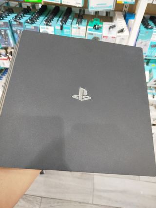 PS4 Pro 1TB + 3 Mandos