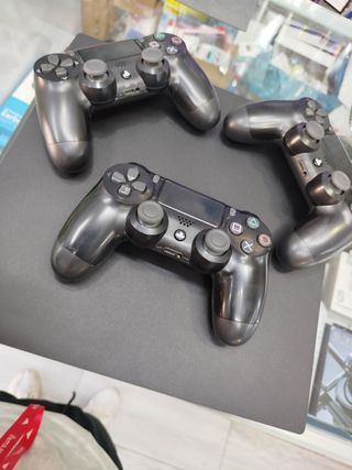 PS4 Pro 1TB + 3 Mandos
