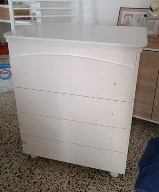 Cómoda y cambiador con bañera