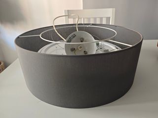 Lámpara de tela gris y metal