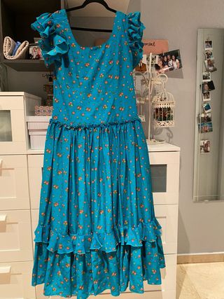 Traje de flamenca azul con flores. Talla 42-44. 