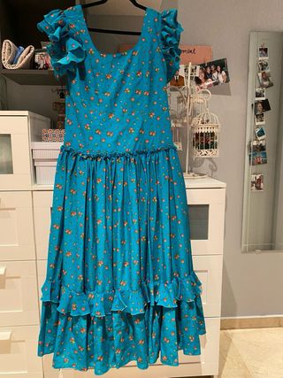 Traje de flamenca azul con flores. Talla 42-44. 