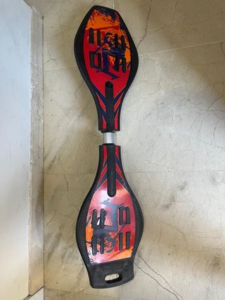 Patinete de dos ruedas negro y rojo