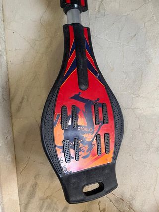 Patinete de dos ruedas negro y rojo