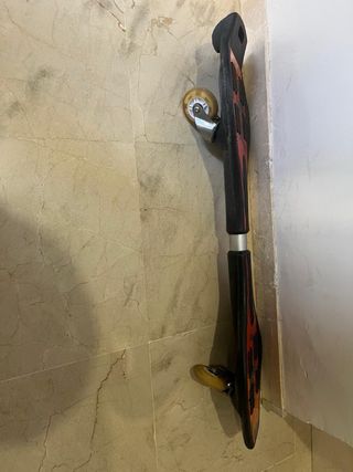 Patinete de dos ruedas negro y rojo