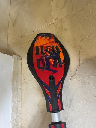 Patinete de dos ruedas negro y rojo