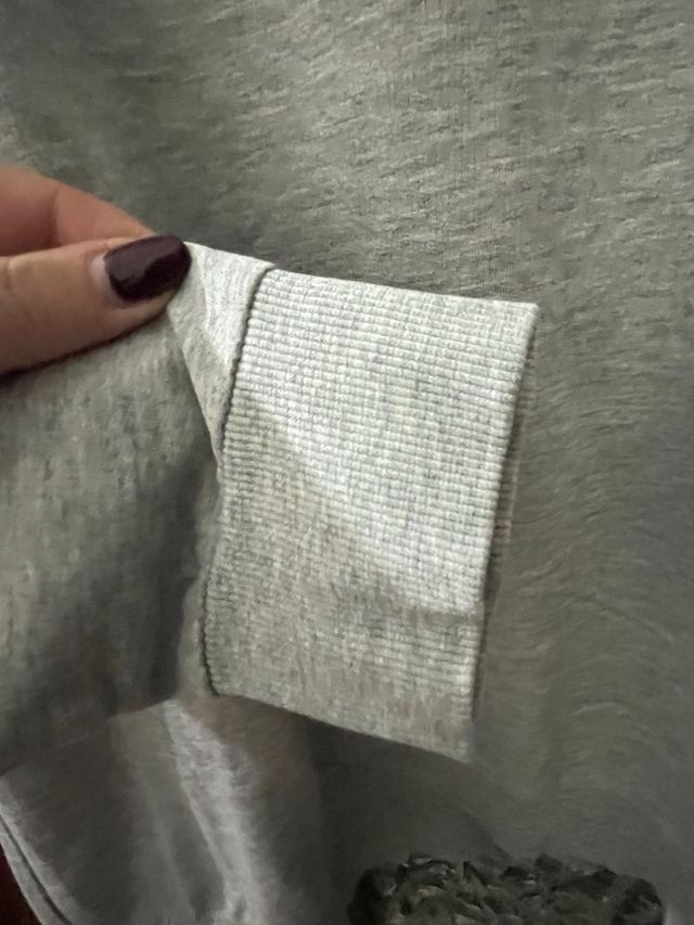 Felpa leggera grigia con scritta Nouveau