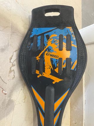 Patinete de dos ruedas negro y azul