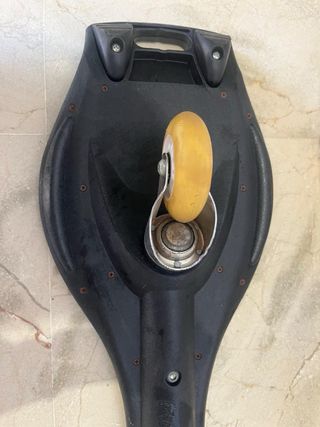 Patinete de dos ruedas negro y azul