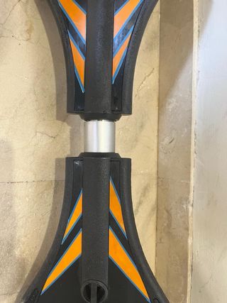 Patinete de dos ruedas negro y azul