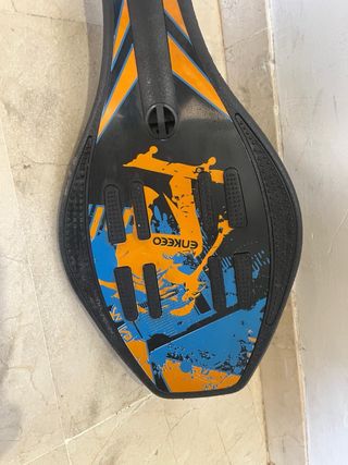 Patinete de dos ruedas negro y azul